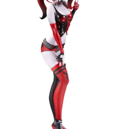 DC Comics Czerwono-biało-czarna statua Harley Quinn autorstwa Scotta Campbella 18 cm